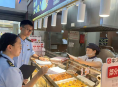 <b>法律人员发觉部门小做坊存正在原料堆放芜杂、</b>